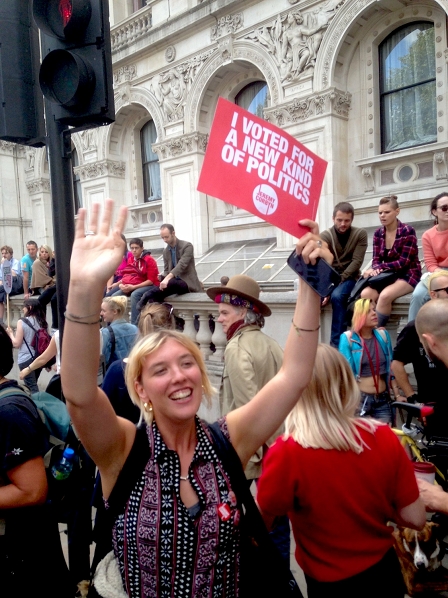 Frau mit Plakat: I Voted For A New Kind Of Politics